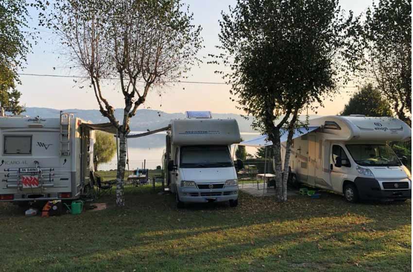 Sosta camper acqua del lago
