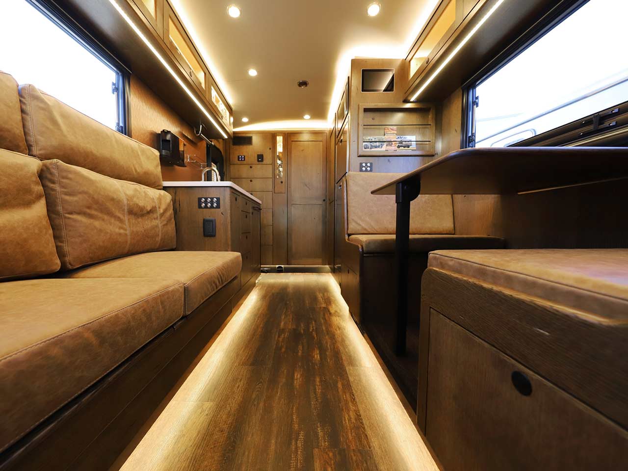 JASON MOMOA È ANDATO A VIVERE IN CAMPER