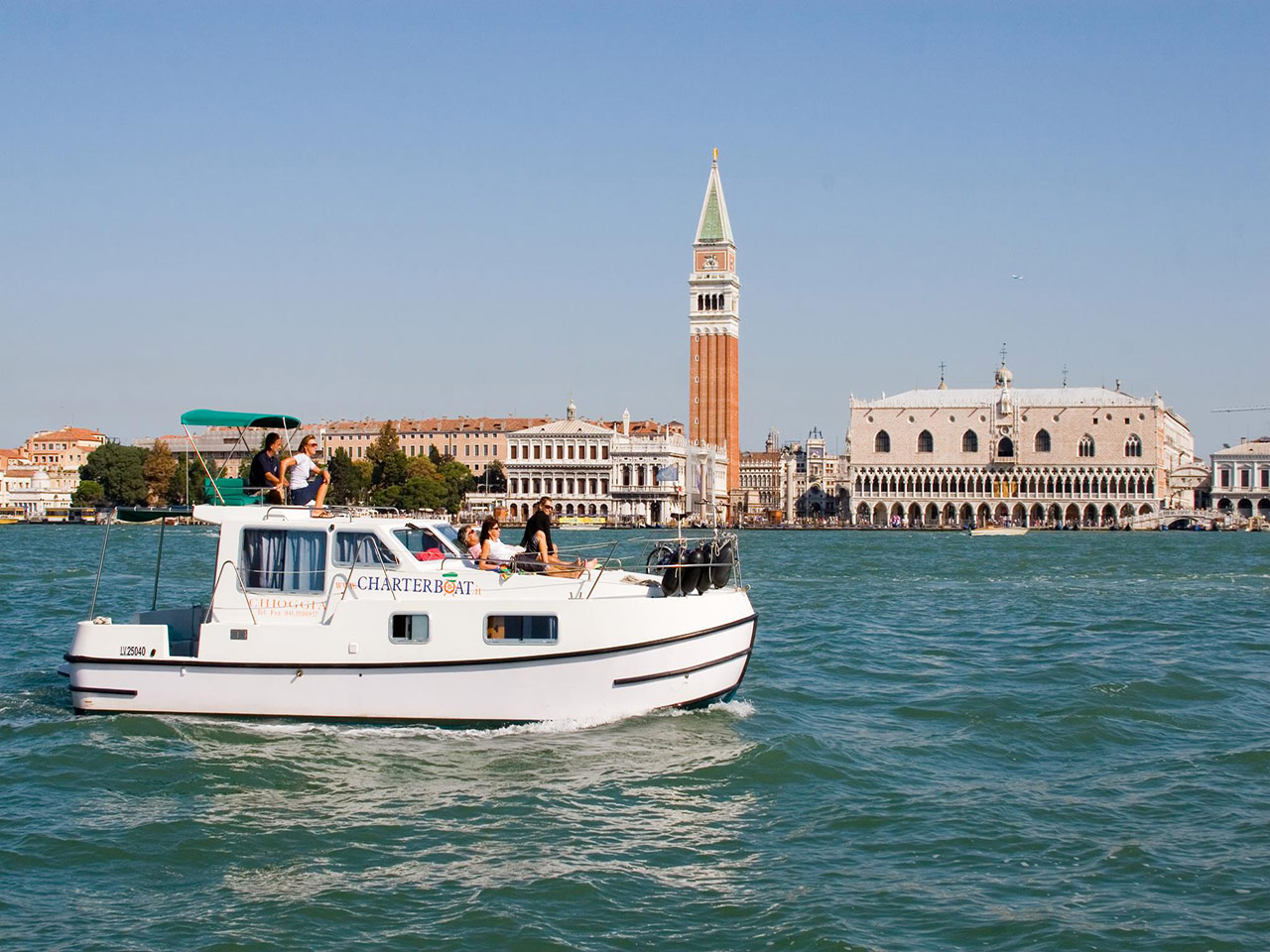 Un rendez-vous in barca: il comfort della houseboat per una vacanza da sogno